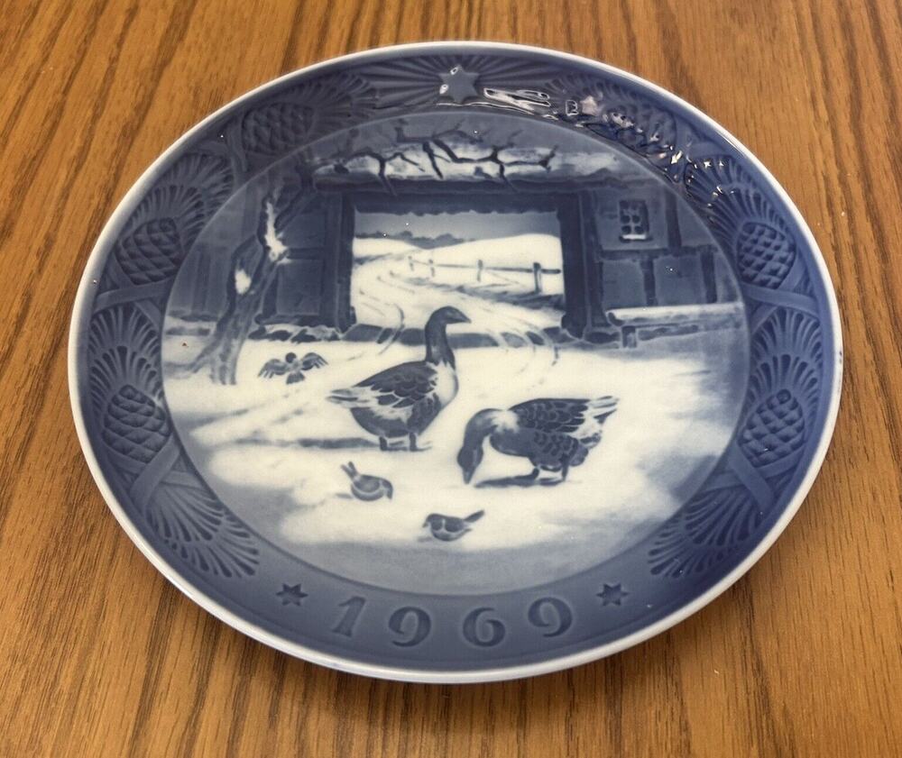 Royal Copenhagen Denmark Christmas Plate In The Old Farmyard 1969 Wall Art